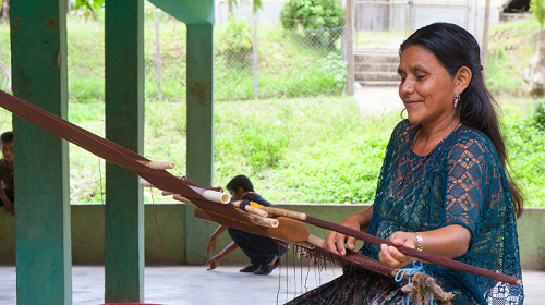Mujer indígena de Guatemala tejiendo