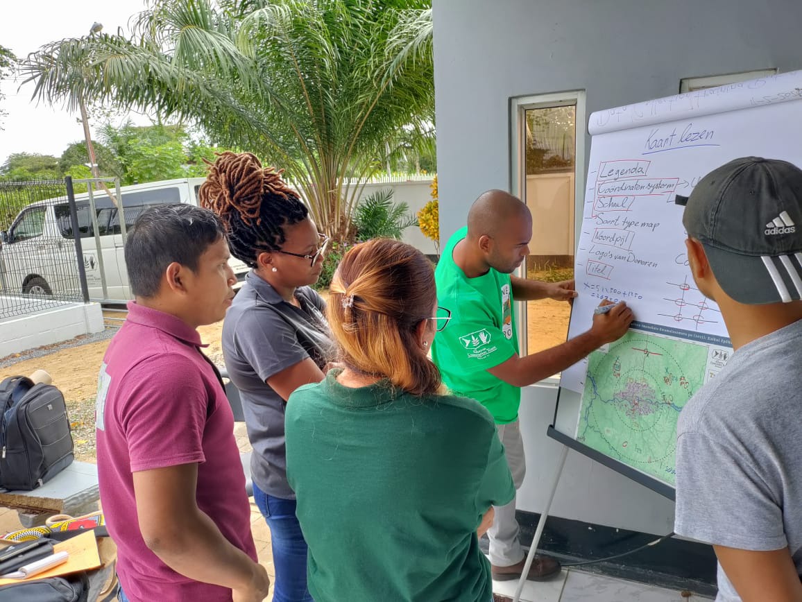 Taller de capacitación con rangers en Surinam