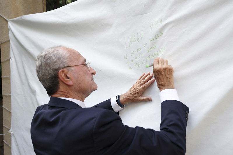 El alcalde de Málaga, Francisco de la Torre, firmando el mural de UICN-Med