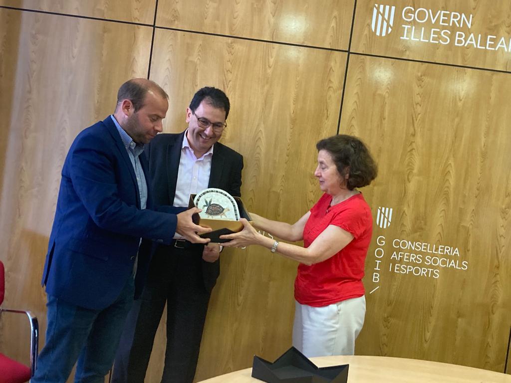 Representatives sharing a present with minister from Balearic islands