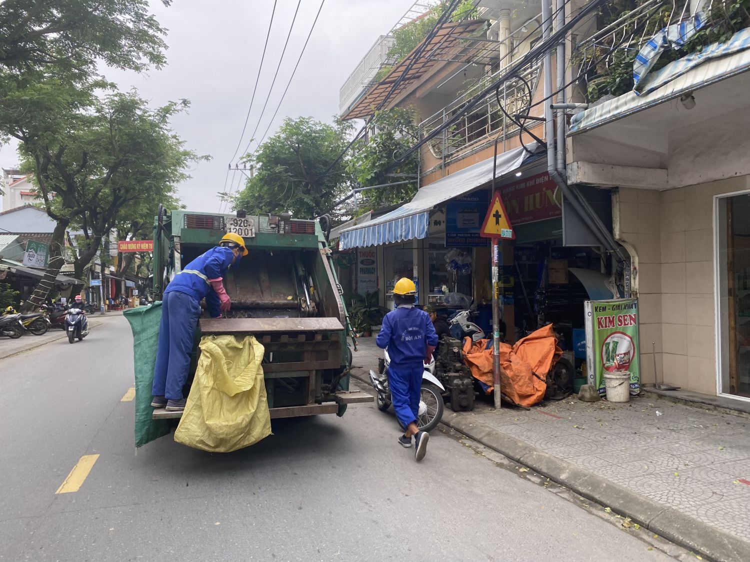 Employees of Hoi An Public Works Company were collecting waste in Cam Nam, Hoi An