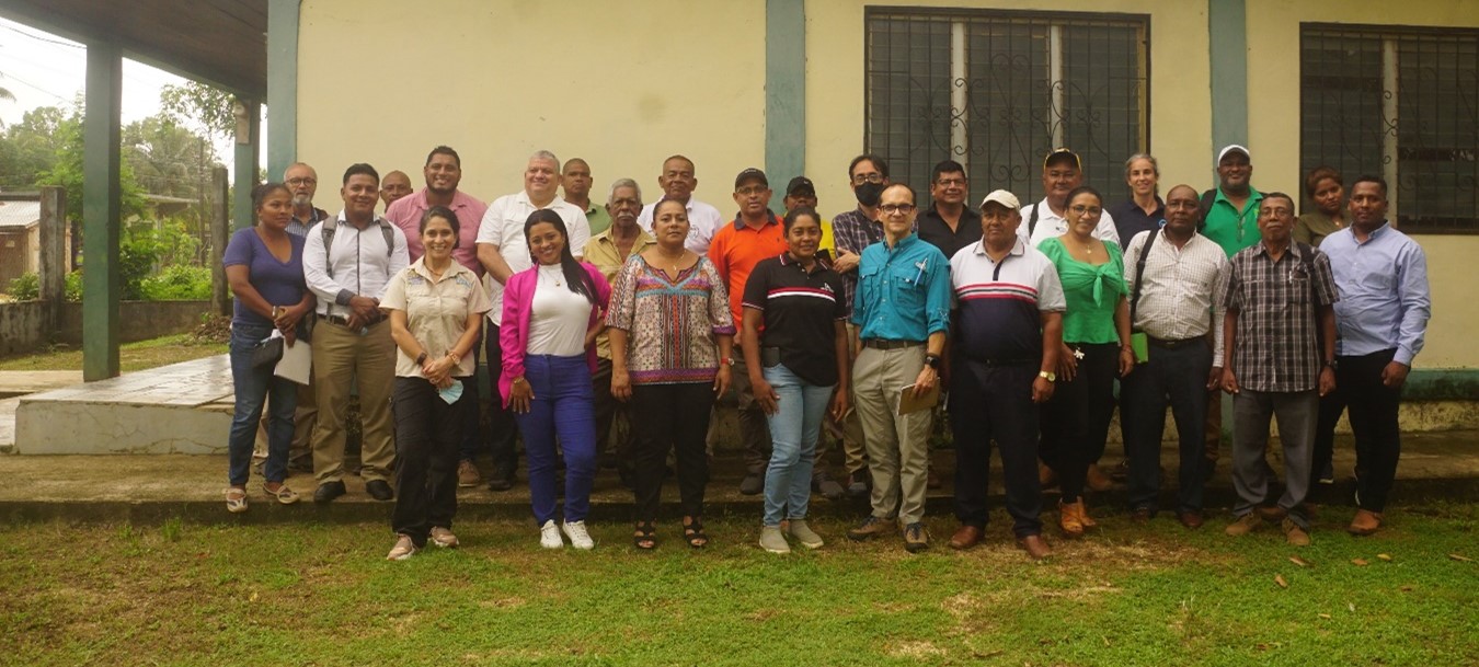 Participantes del ejercicio de reconocimiento y valoración de OMEC territoriales en el Sistema Lagunar de Karataska (Honduras)