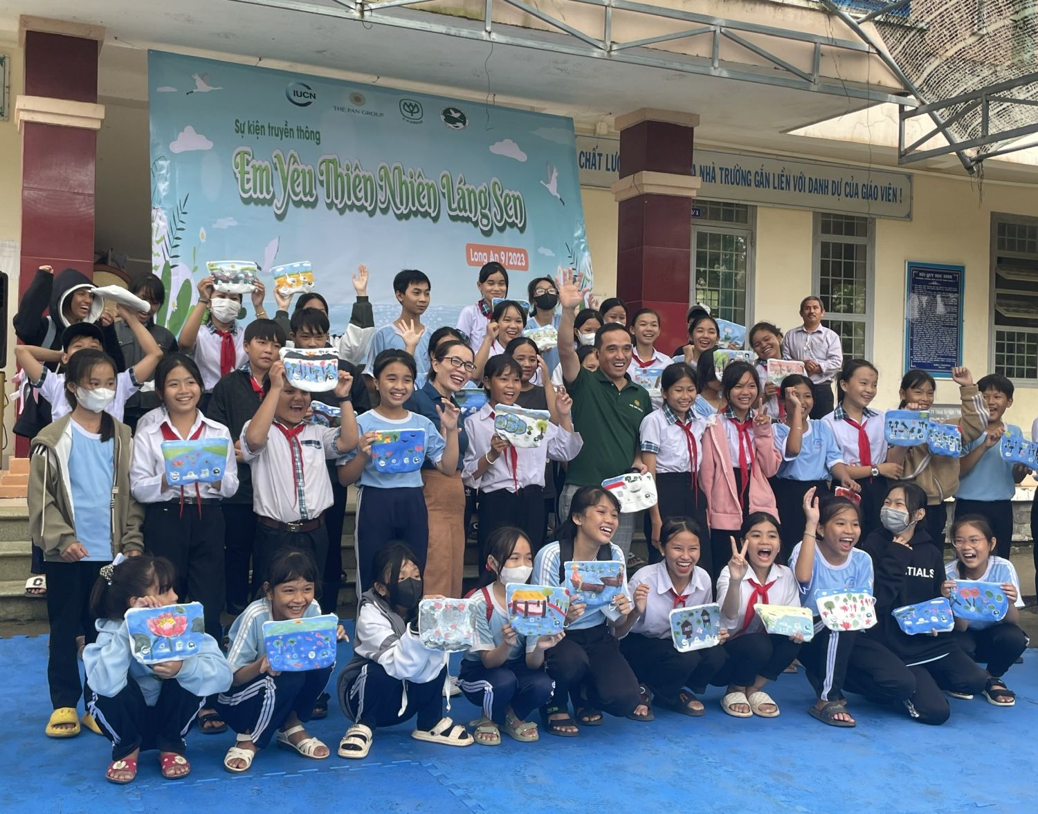 Students participating in the contest at Vinh Chau A school 