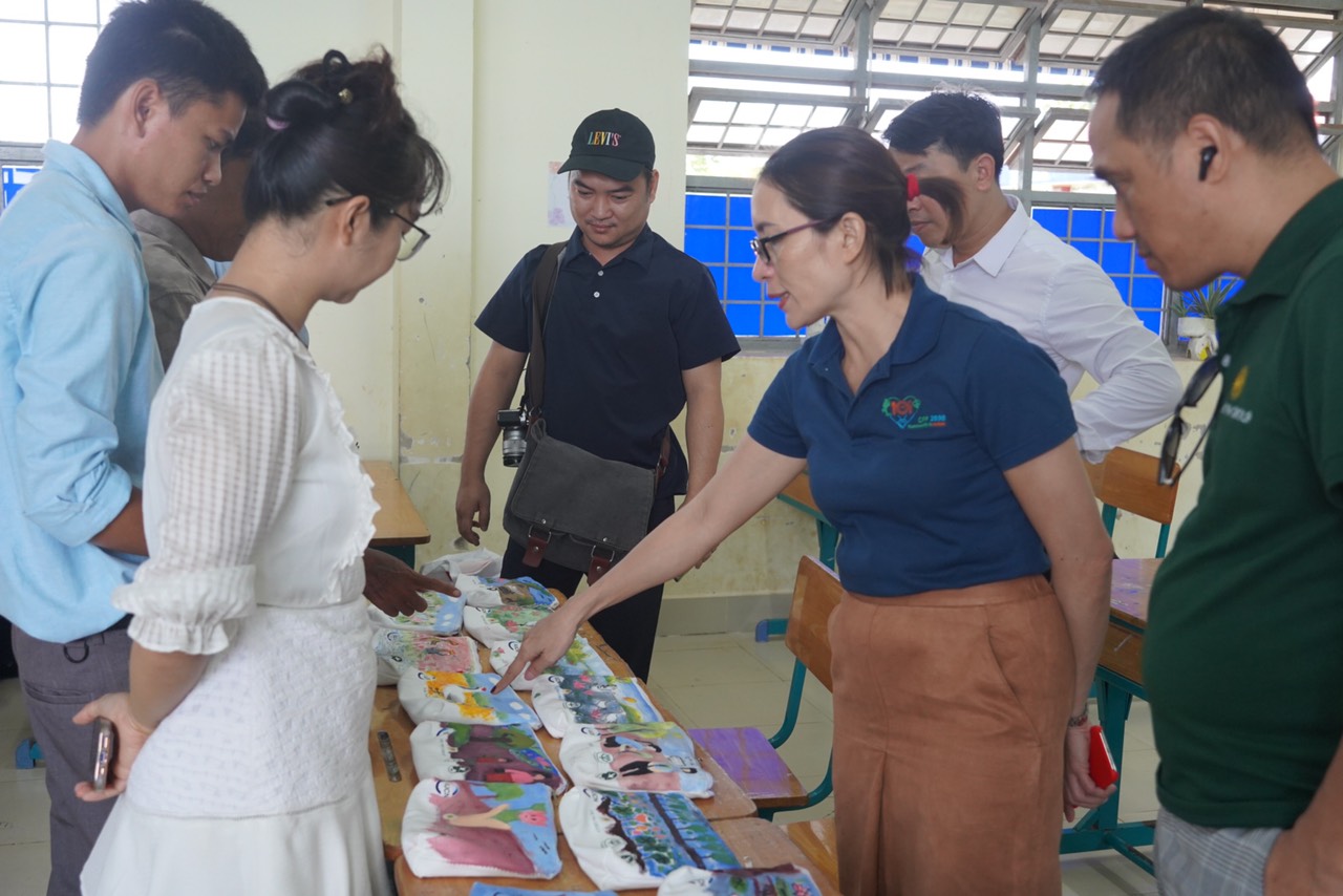 Judge members are assessing the paintings in Vinh Chau A school