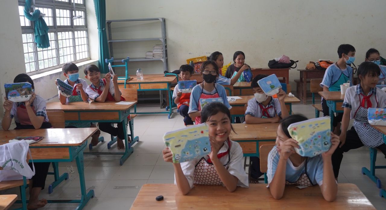 Students participating in the contest at Vinh Chau A school 