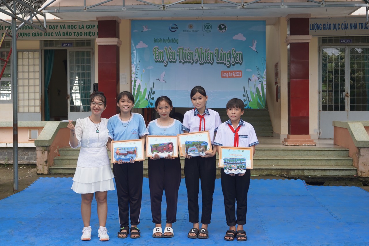 Students received the fourth prize in Vinh Chau A school 