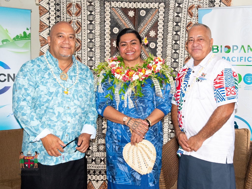 RD Leituala Kuiniselani Toelupe Tago with former Regional Directors Taholo Kami (L) and Mason Smith (R)