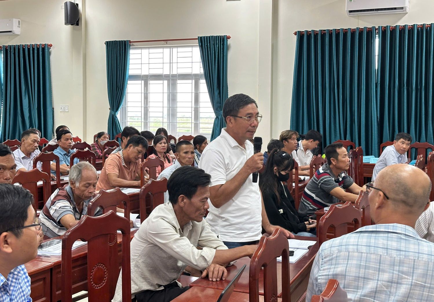 A local farmer discussed at the training on sustainable aquaculture organised by IUCN, SU and Protection Forest Management Board