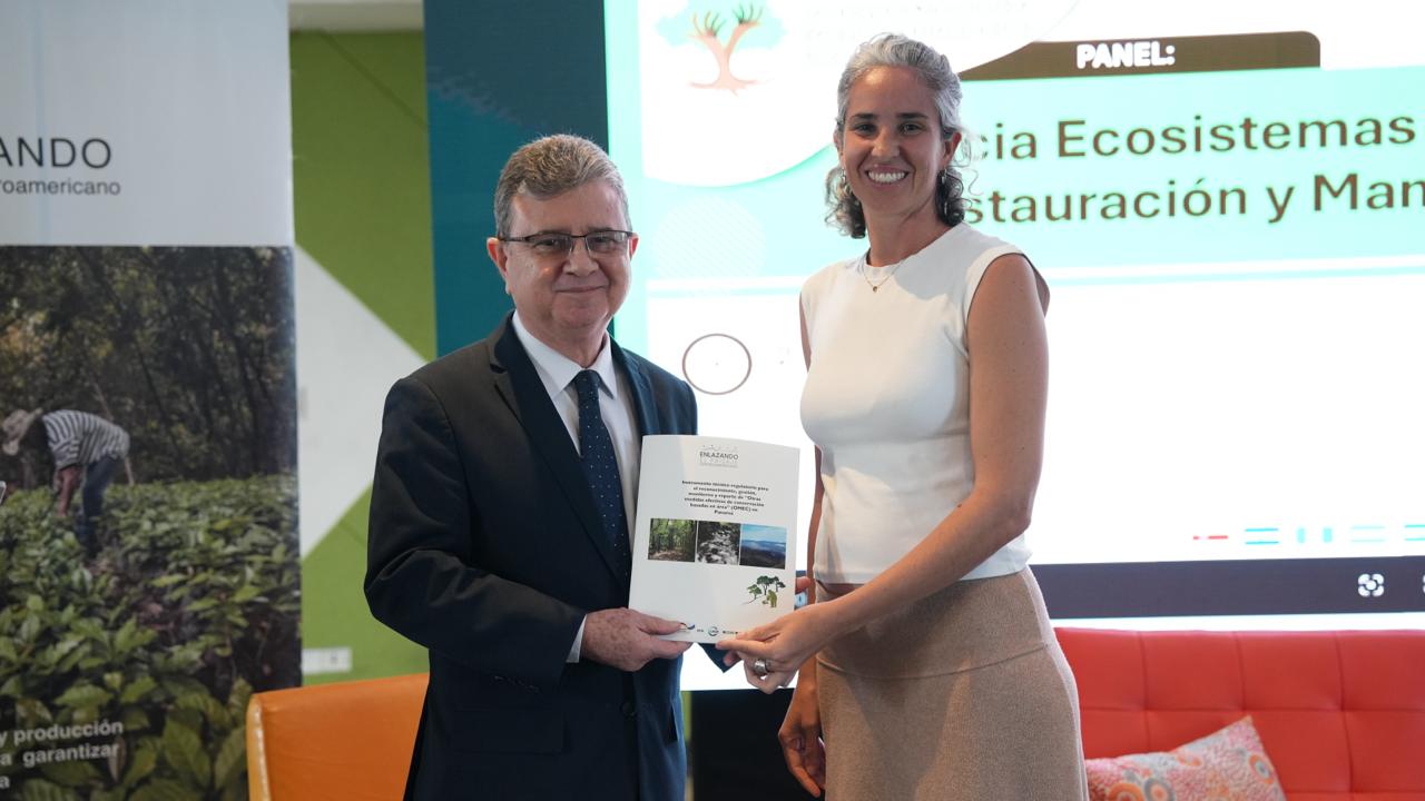 Entrega del instrumento técnico regulatorio de OMEC para Panamá