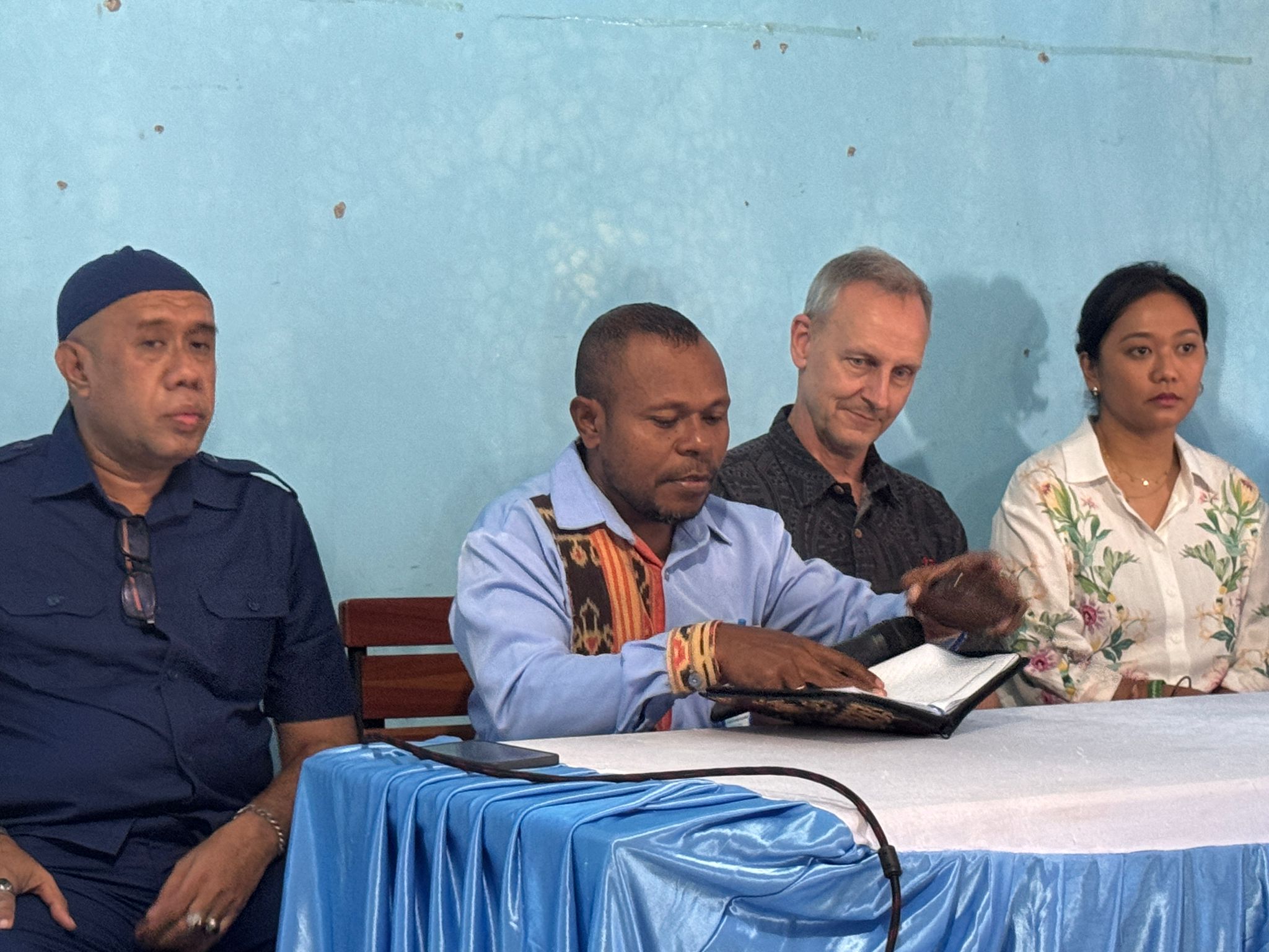 Stakeholder exchanges during the Alor site visit. Former Alor MPA Manager Moh Saleh Goro and Elia Maruli, S.E., M.M., Rector of Tribuana University, shared reflections on their long-standing commitment to marine conservation and local partnerships in Alor