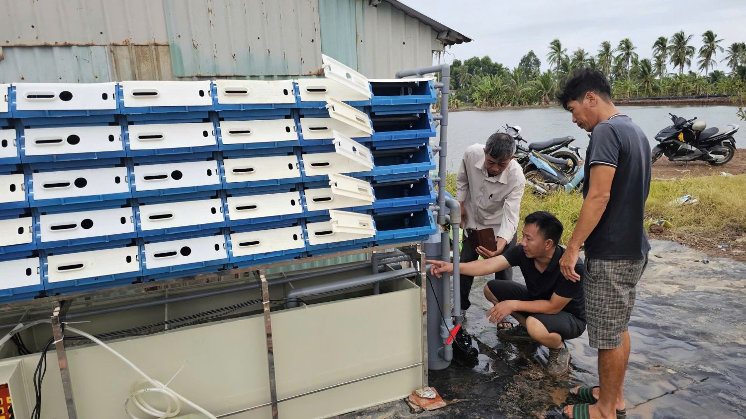 Technical teams from IUCN and Vinh Xanh Company install an RAS unit at a household site in Ca Mau Province
