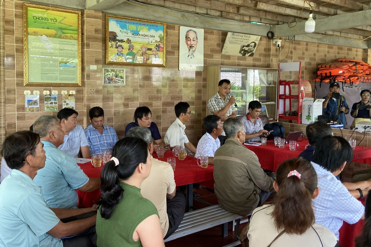 An IUCN staff discussed with farmers and scientists at Quyet Tien Ecotourism Cooperative in Dong Thap Province 
