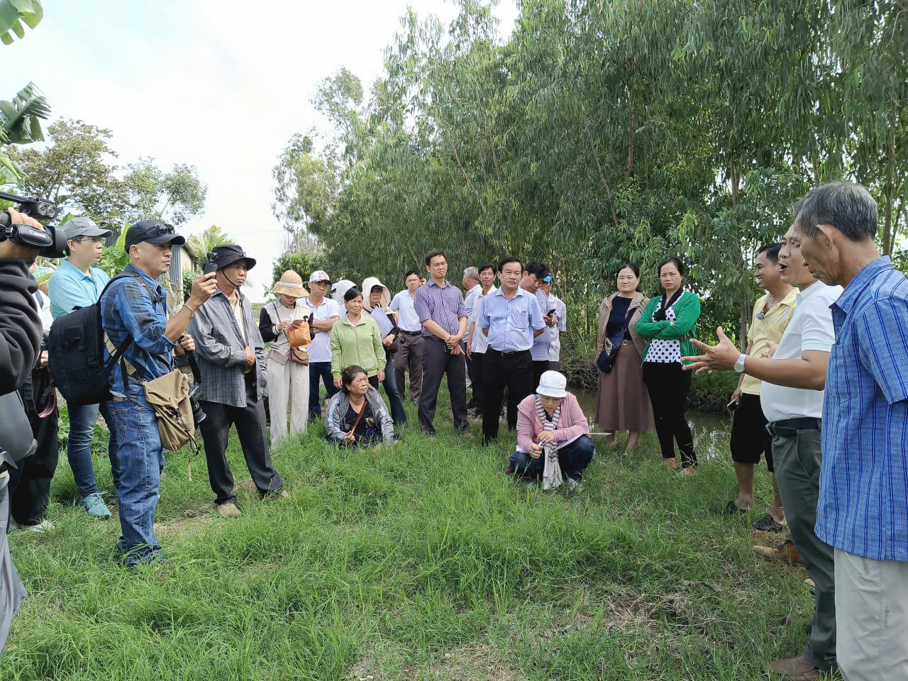 Farmers visited a specialised lotus farming model of Mr. Ngo Van Thong in Tay Ninh Province 