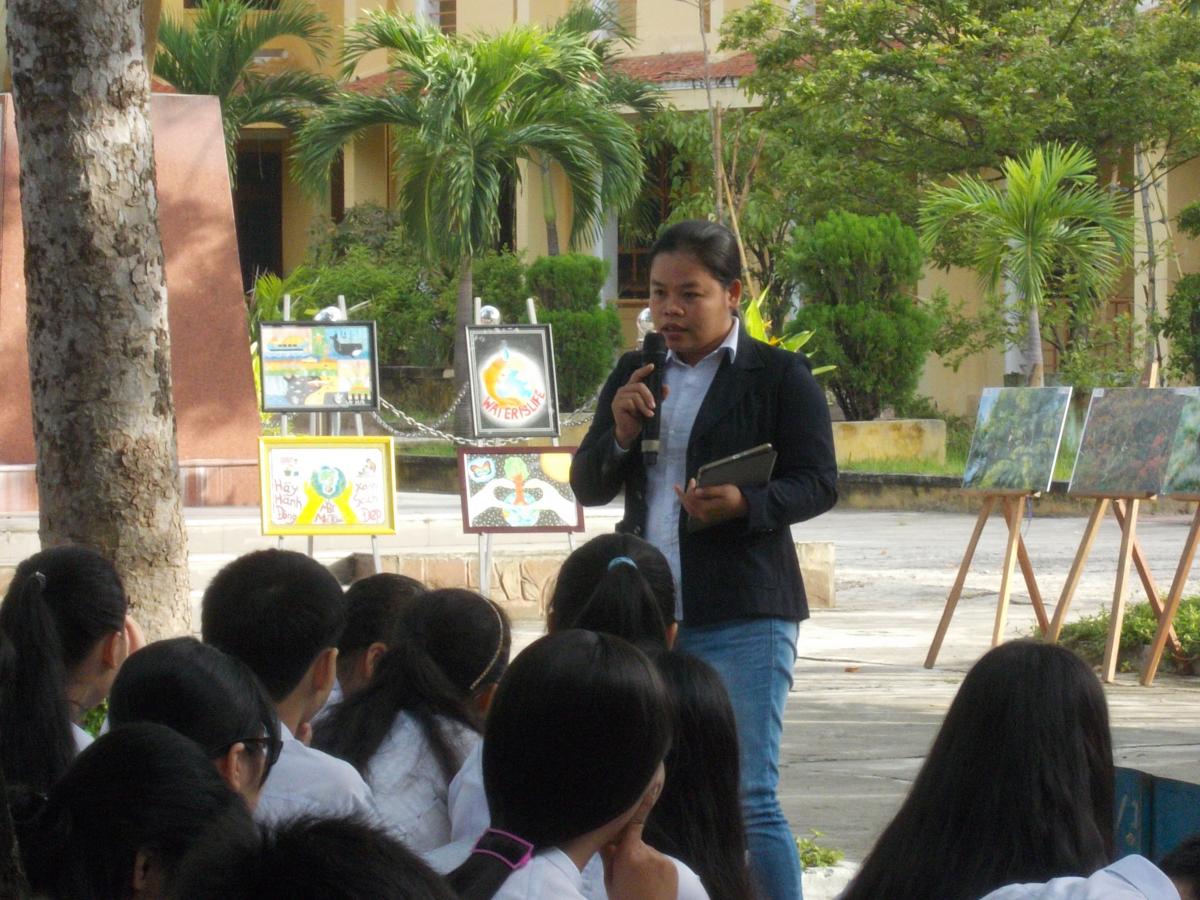 GreenViet staff conduct an education programme for children in cooperation with the Department of Education and Training