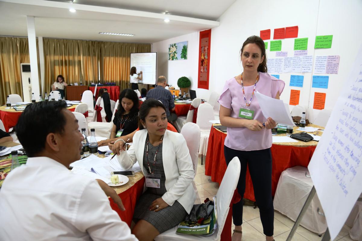 Ms Jacqueline Storey, Manager Oxfam Inclusion project facilitating the group work to identify key opportunities to mainstream gender in policies 