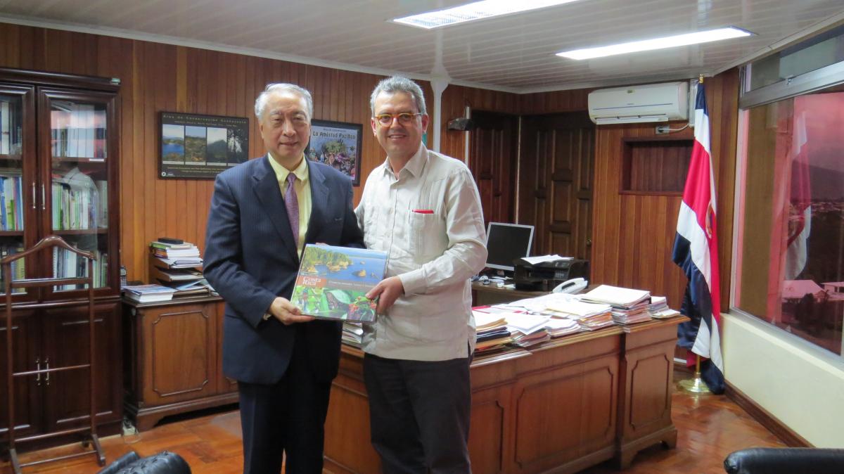 El Ministro de Ambiente de Costa Rica, señor Edgar Gutiérrez, recibió al Presidente de UICN Dr. Zhang Xinsheng en su despacho