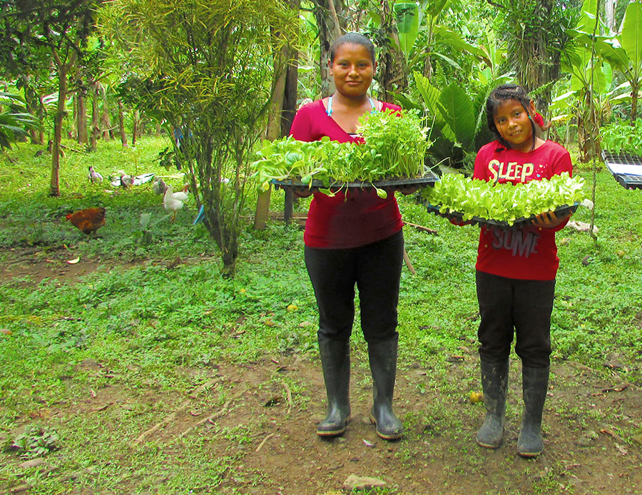 Maura Lupario, junto con su esposo Milton e hija Yismai, trabaja una de las nueve fincas integrales ubicadas en la región de Talamanca, entre Costa Rica y Panamá