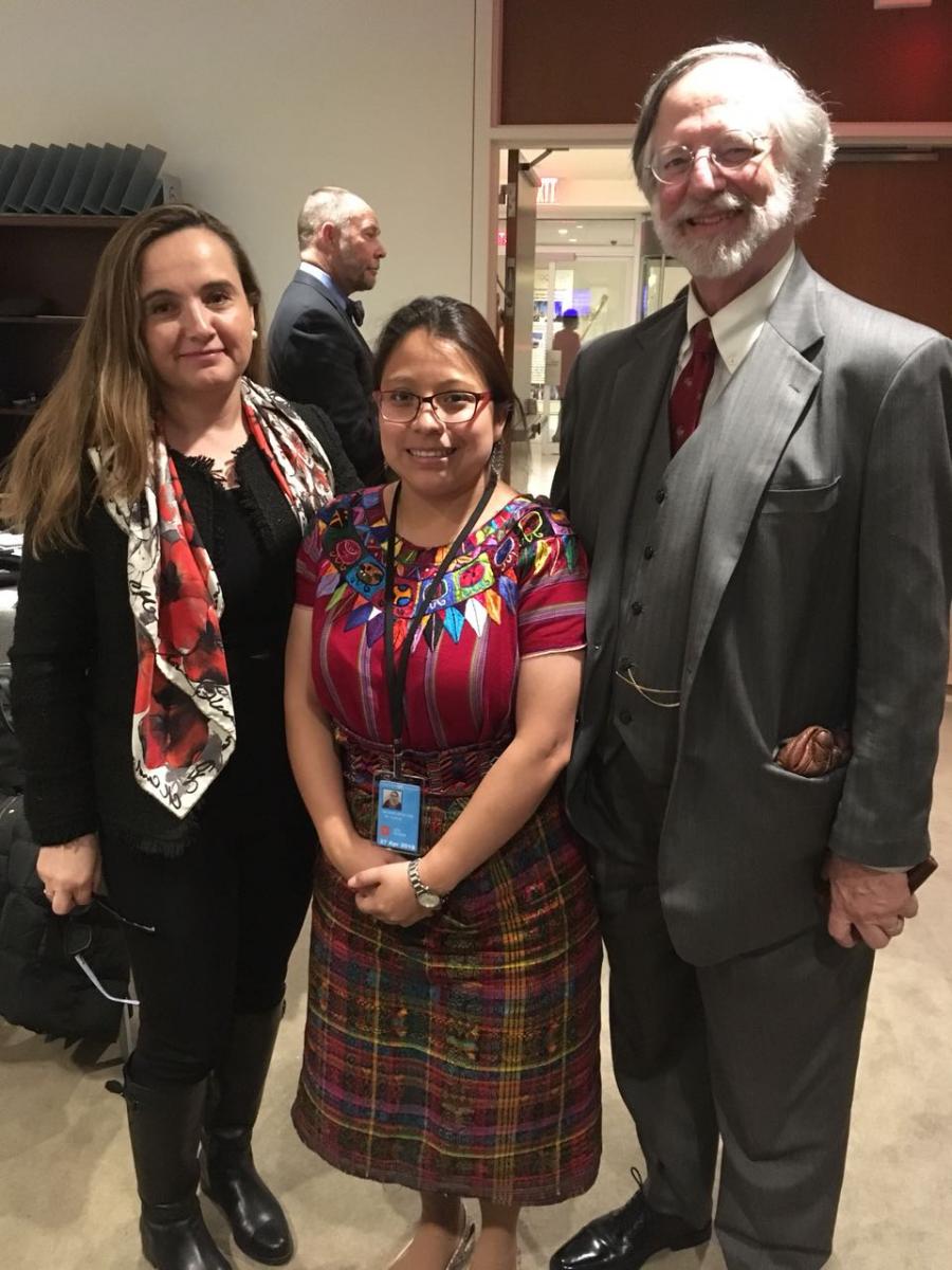 Grethel Aguilar Rojas, Directora Regional de la UICN ORMACC (izquierda); Yeshing Juliana UPUN YOS, de la Asociación Sotz´il de Guatemala (centro); Nicholas Robinson  Presidente Emérito de la Comisión Mundial de Derecho Ambiental de la UICN