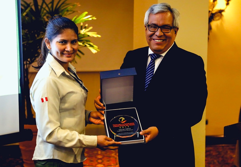 Celsa Ortiz, Yanesha ranger, receives the prestigiuos Carlos Pnce award from Pedro Gamboa, Director of SERNANP