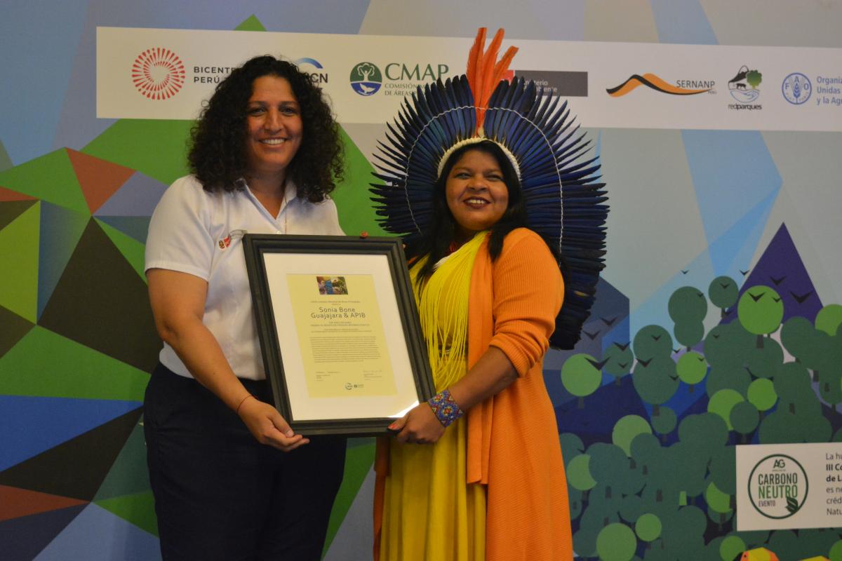 Sonia Guajajara receiving Fred Packard Award