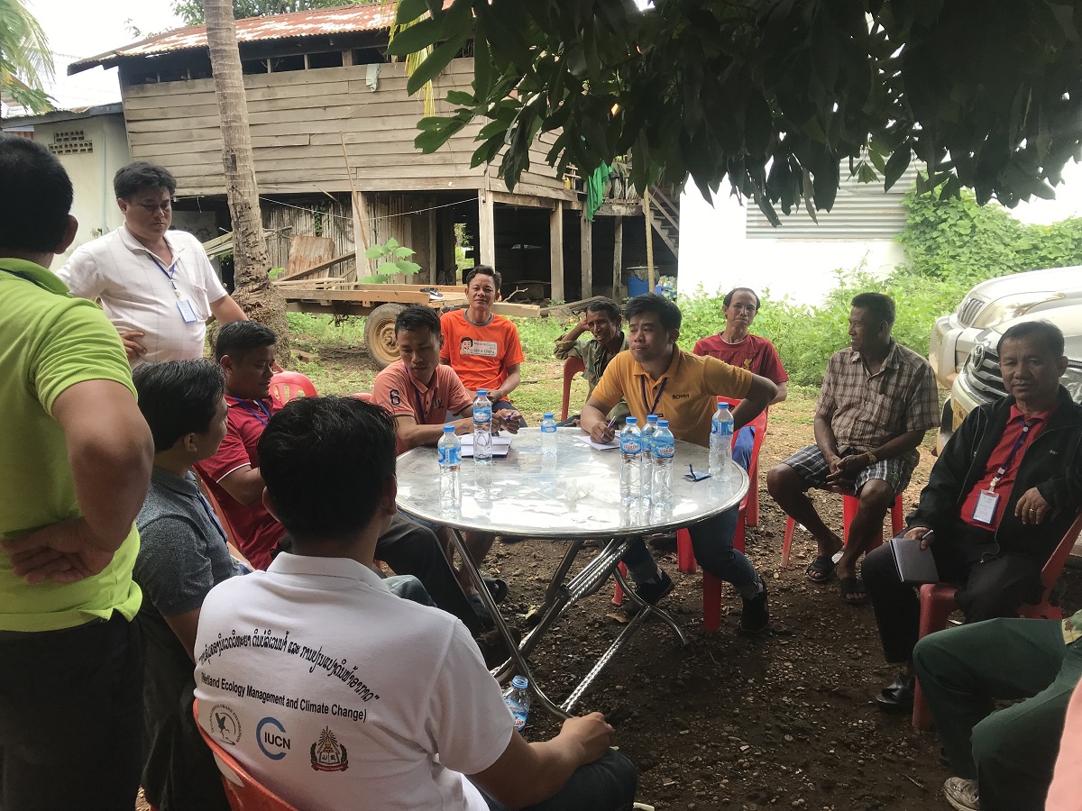 Participants interview Beung Kiat Ngong community members about their use of wetland resources