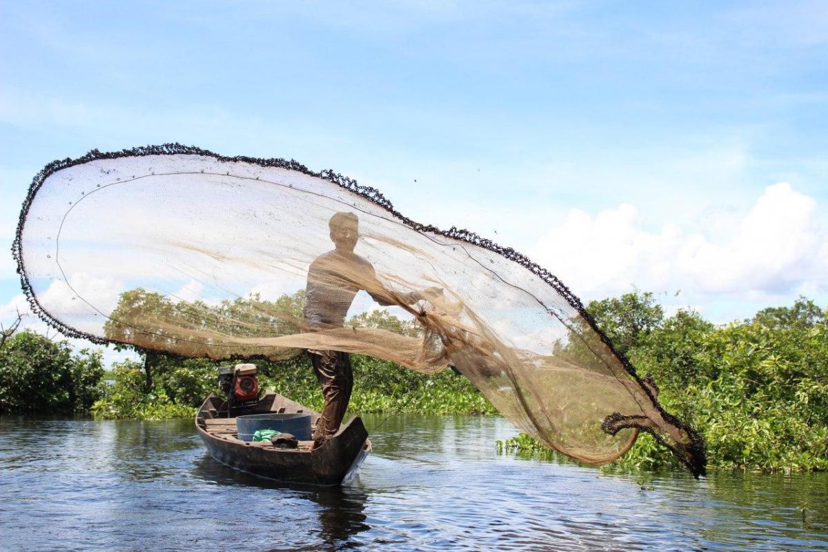 Local fisher in tonle sap, Cambodia