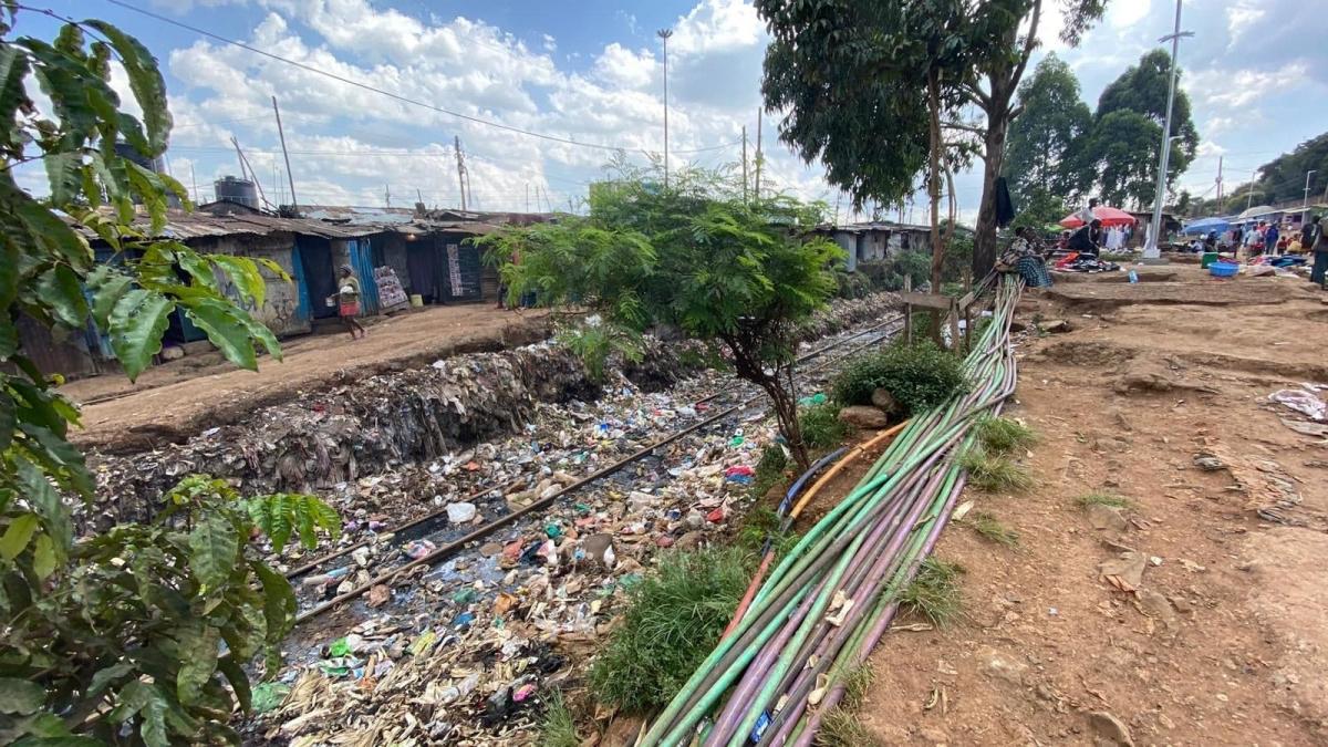 Plastic waste litter at the main road to Kibera informal settlement in Nairobi, Kenya © Peter Manyara