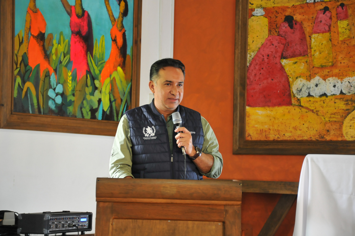 Mario Roberto Rojas Espino, Ministro de Ambiente y Recursos Naturales,