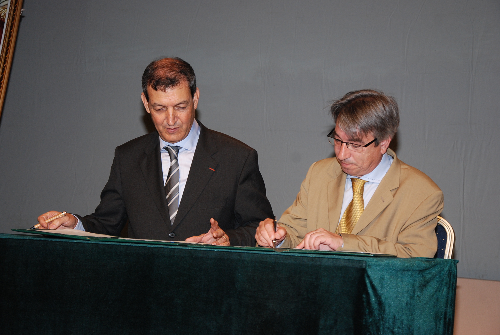 Signature d'accord de coopération entre le Haut Commissaire aux Eaux et Forêts et à la Lutte Contre la Désertification,  
Dr.Abdeladim LHAFI	et le directeur de l'UICN-Med, Antonio Troya.