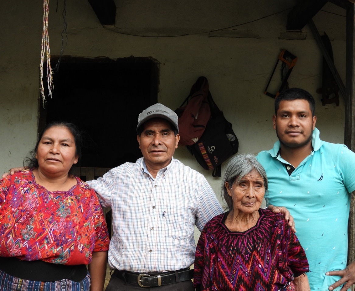 Grupo de personas posando para una foto

Descripción generada automáticamente
