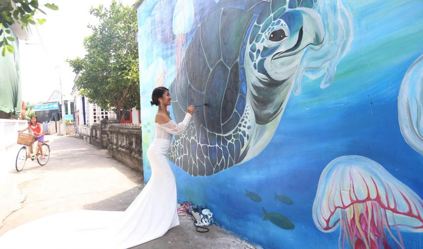 Mural "Say no to plastic bags" by artist Thu Trang