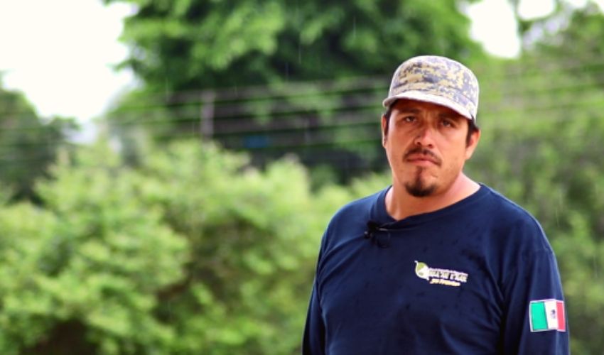 Jorge Luis Cervantes, brigadista comunitario, se mostró conmovido por el daño a la fauna que causan los incendios forestales. Quintana Roo, México.