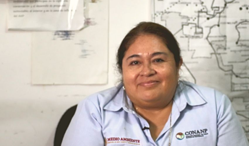Sandra Flores, directora del área protegida,  expresa su orgullo por el equipo de brigadistas que trabajan junto a ella. Quintana Roo, México.