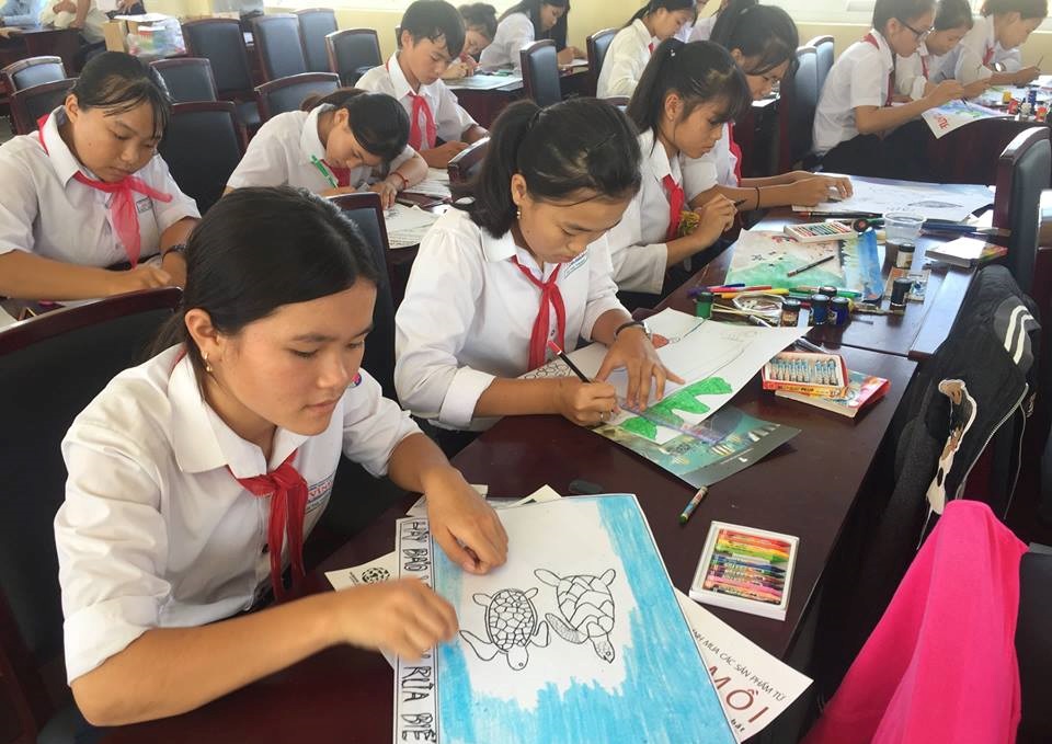 Students at two schools in Ly Son draw pictures about marine turtles during the training workshop