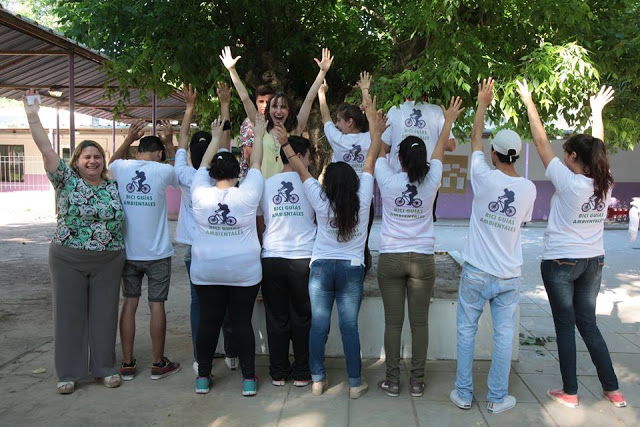 Ana Julia feliz con los jóvenes del proyecto de Bici guías ambientales, valorando el patrimonio natural y cultural de ortamendi con jóvenes locales. Zona de amortiguamiento del Parque Nacional Ciervo de los Pantanos, Buenos Aires, Argentina