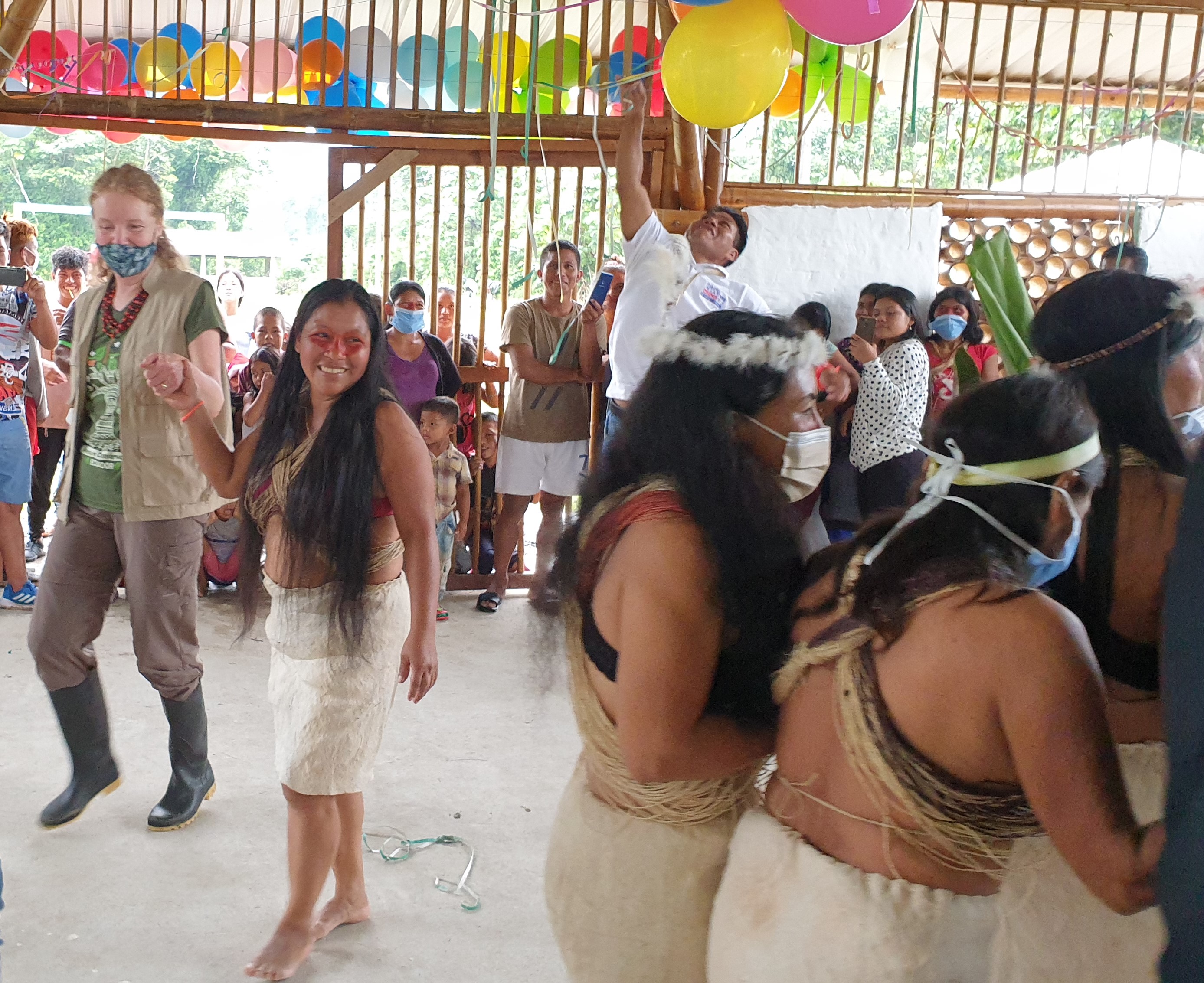 Carmen celebra con las mujeres waorani de la comunidad de Gareno la inauguración de su centro de capacitación, Ecuador.