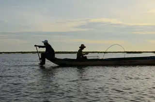 Local community fishing at Tonle Sap Lake. © IUCN/Noor Ali 