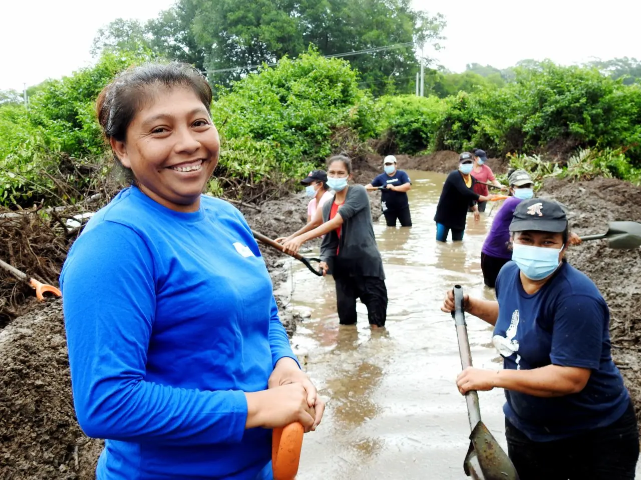 Mujeres del Complejo Barra de Santiago participan en los procesos de desazolve de canales