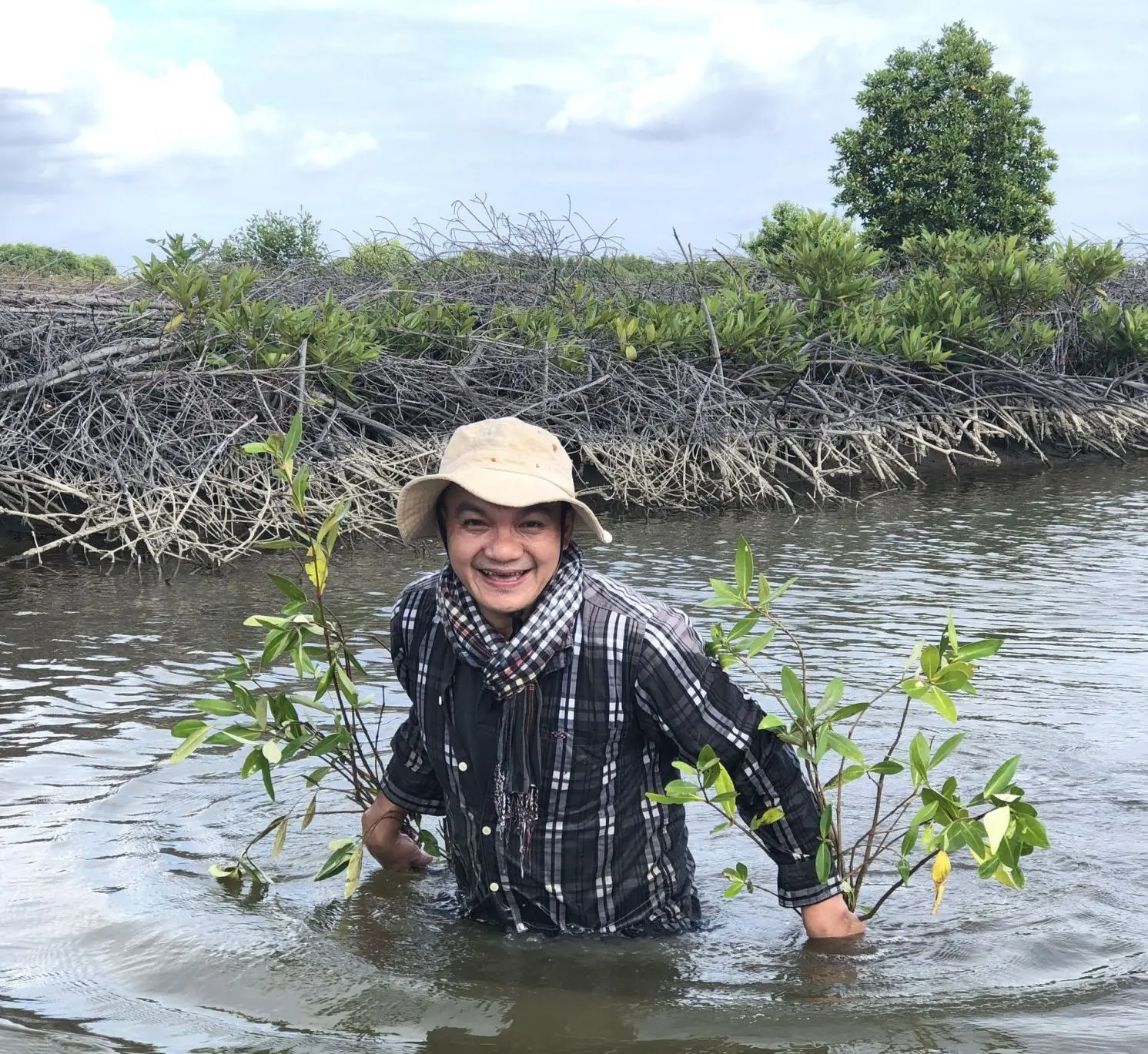 An IUCN staff joined the mangrove planting in Dat Moi Village, Ca Mau Province