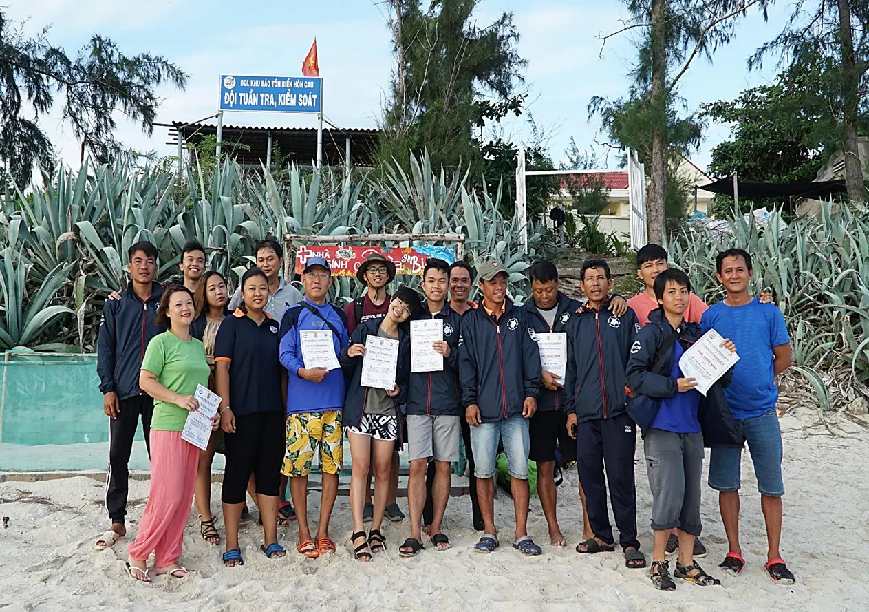 IUCN sea turtles conservation volunteers in Hon Cau MPA received certificates 