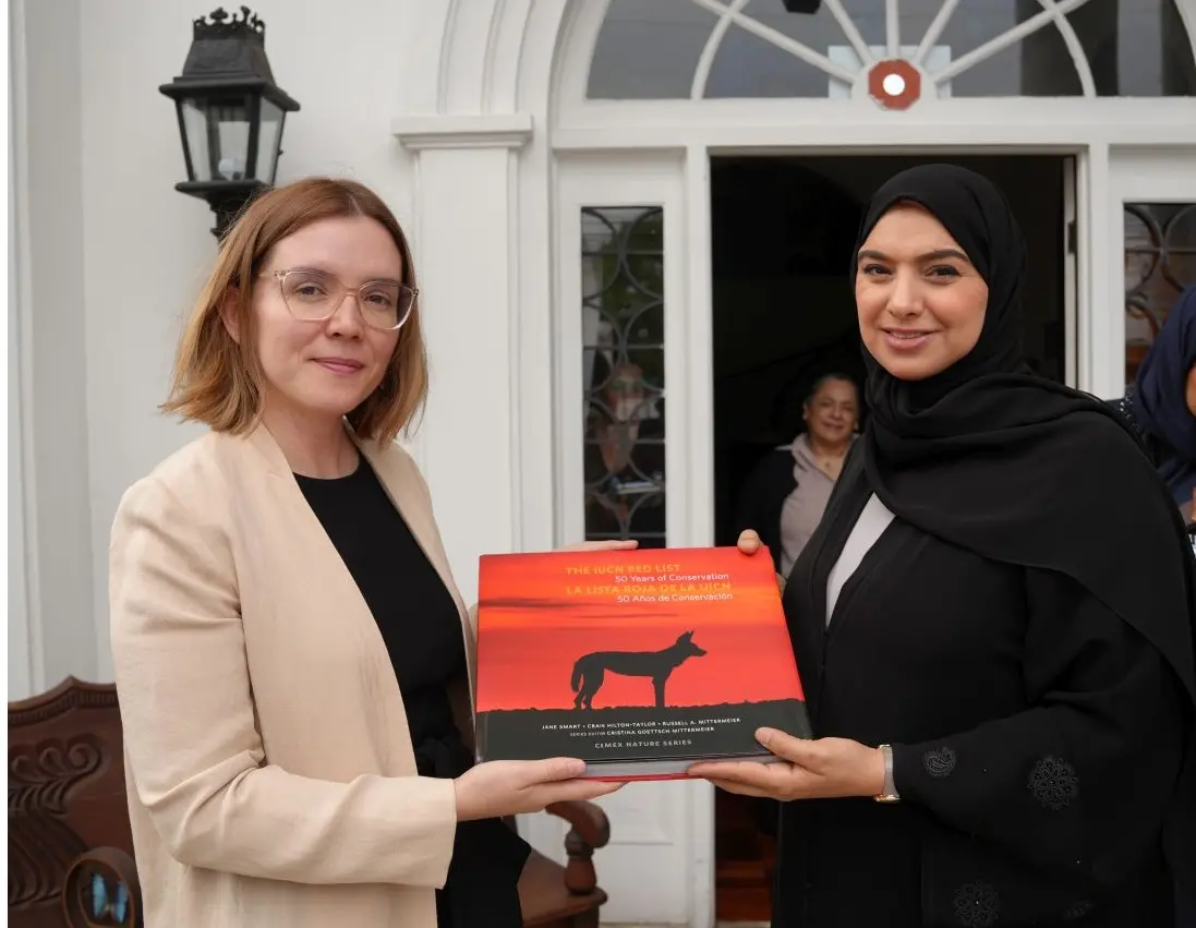 H.E. Dr. Amna bint Abdullah Al Dahak, Minister of Climate Change and Environment of the United Arab Emirates receives the IUCN Red List Book from Úrsula Parrilla