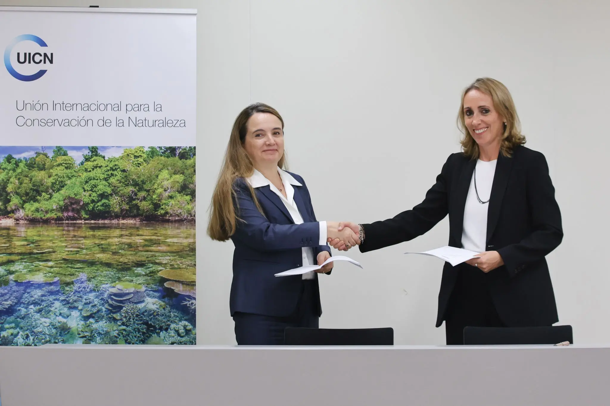 Grethel Aguilar, Director General of IUCN, and Eva Pag&aacute;n D&iacute;az, Corporate Director of Sustainability and Studies, shaking hands