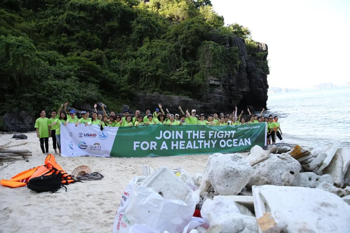 Volunteers of Ha Long coastal cleanup / IUCN Viet Nam 