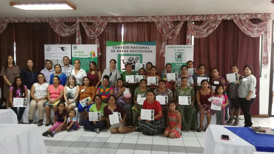 mujeres guatemaltecas de la Selva Maya apuntan a la conservación de las áreas protegidas que les rodean 