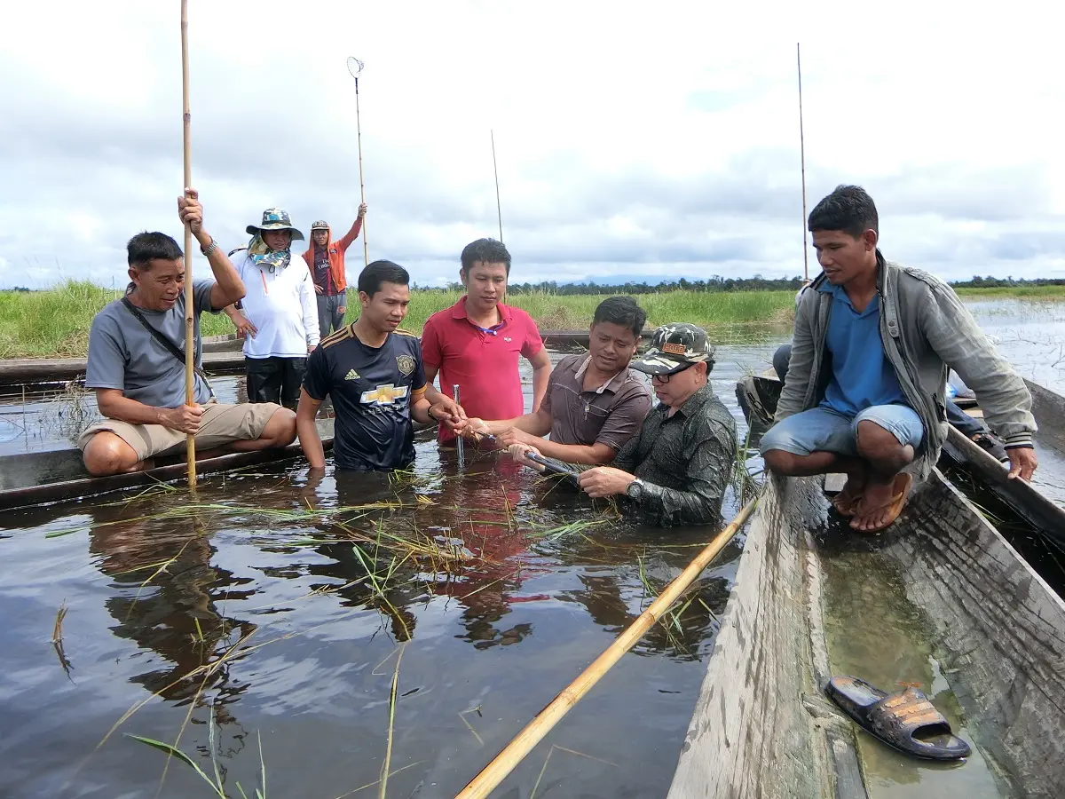 Participants learn how to take soil samples in the peatland 