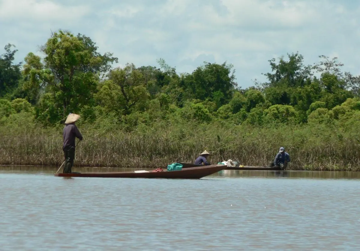 Fishermen at Xe Champhone Ramsar site in Lao PDR 