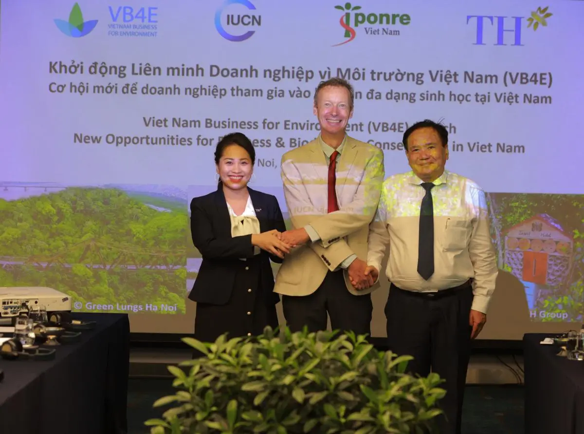 Representatives of ISPONRE, IUCN and TH Group officially launched VB4E