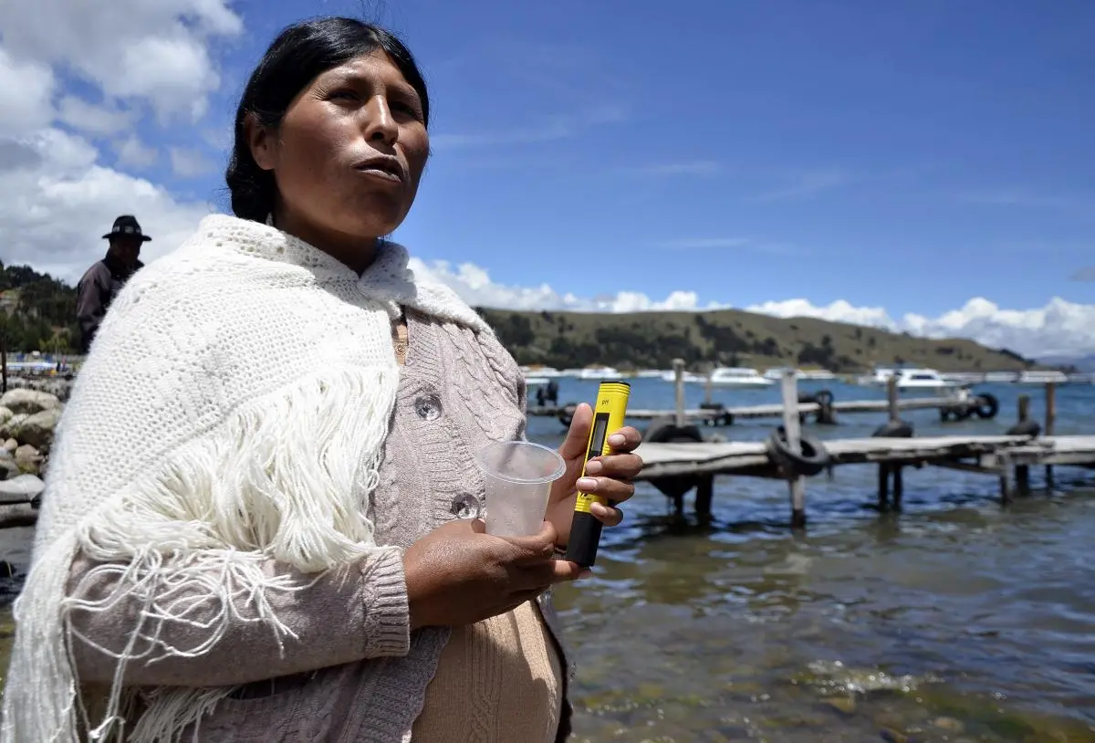 Mujeres en el Lago Titicaca aprenden a monitorear la calidad del agua.