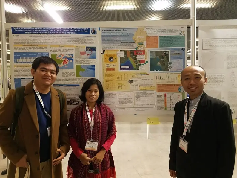 The research team was in front of the poster presentation 