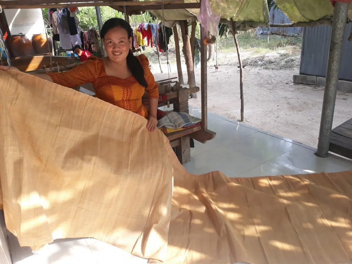 A product combining lotus silk and worm silk is made by the local women